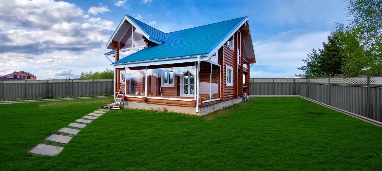 Мягкие окна на веранде загородного дома в Каменке